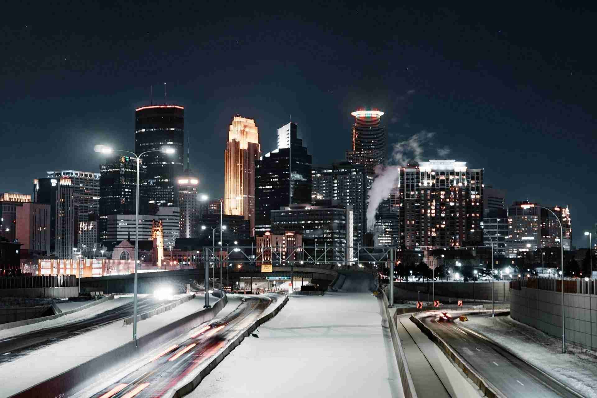 E Franklin Ave Bridge Cityscape