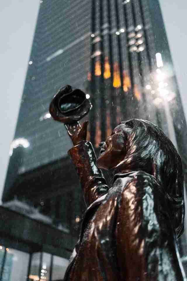Mary Tyler Moore (Mary Richards) Statue