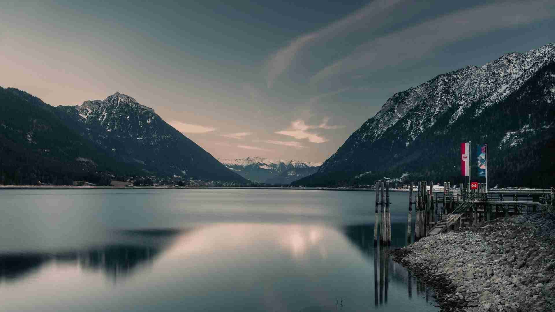 Aussichtsplattform am See