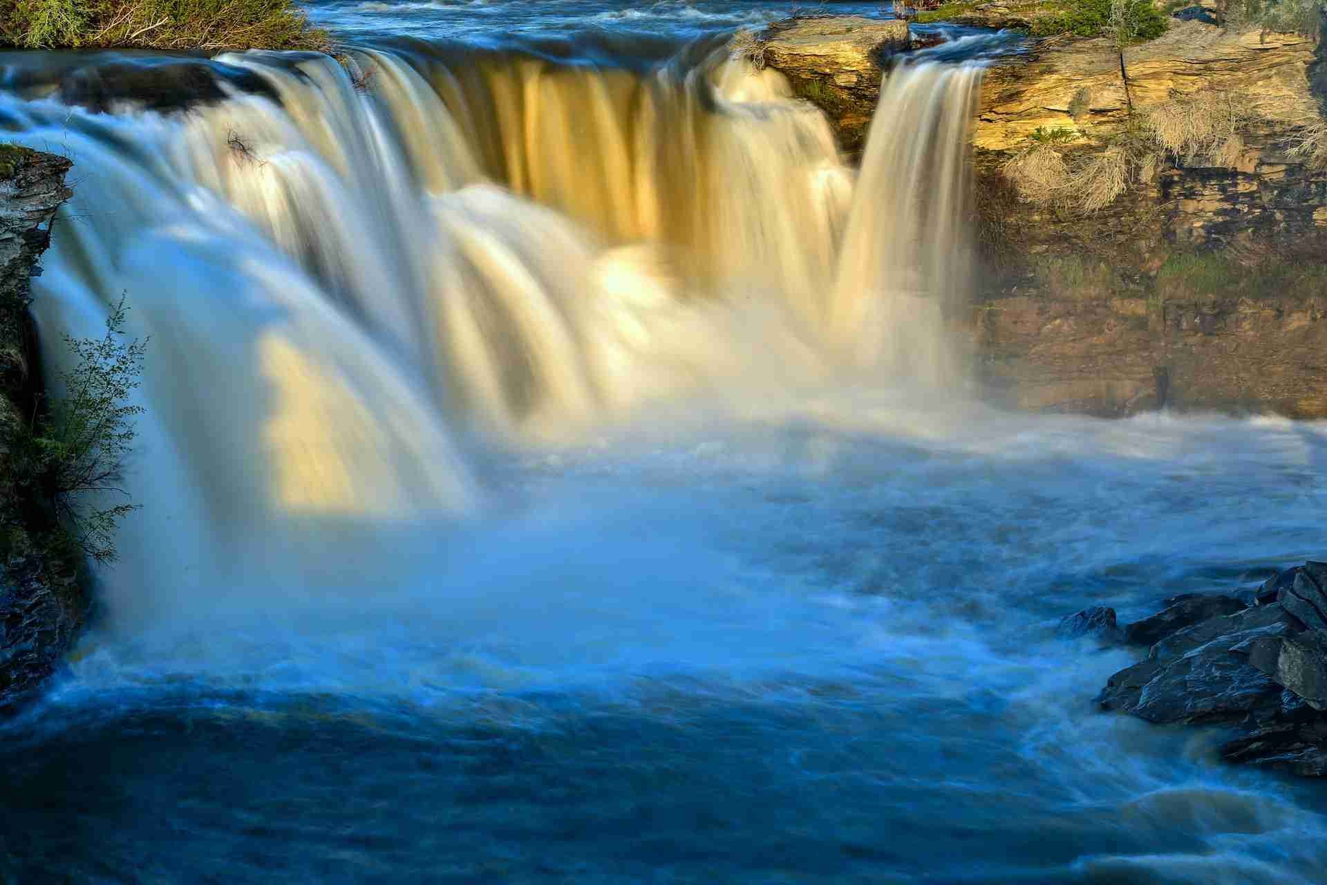 Lundbreck Falls