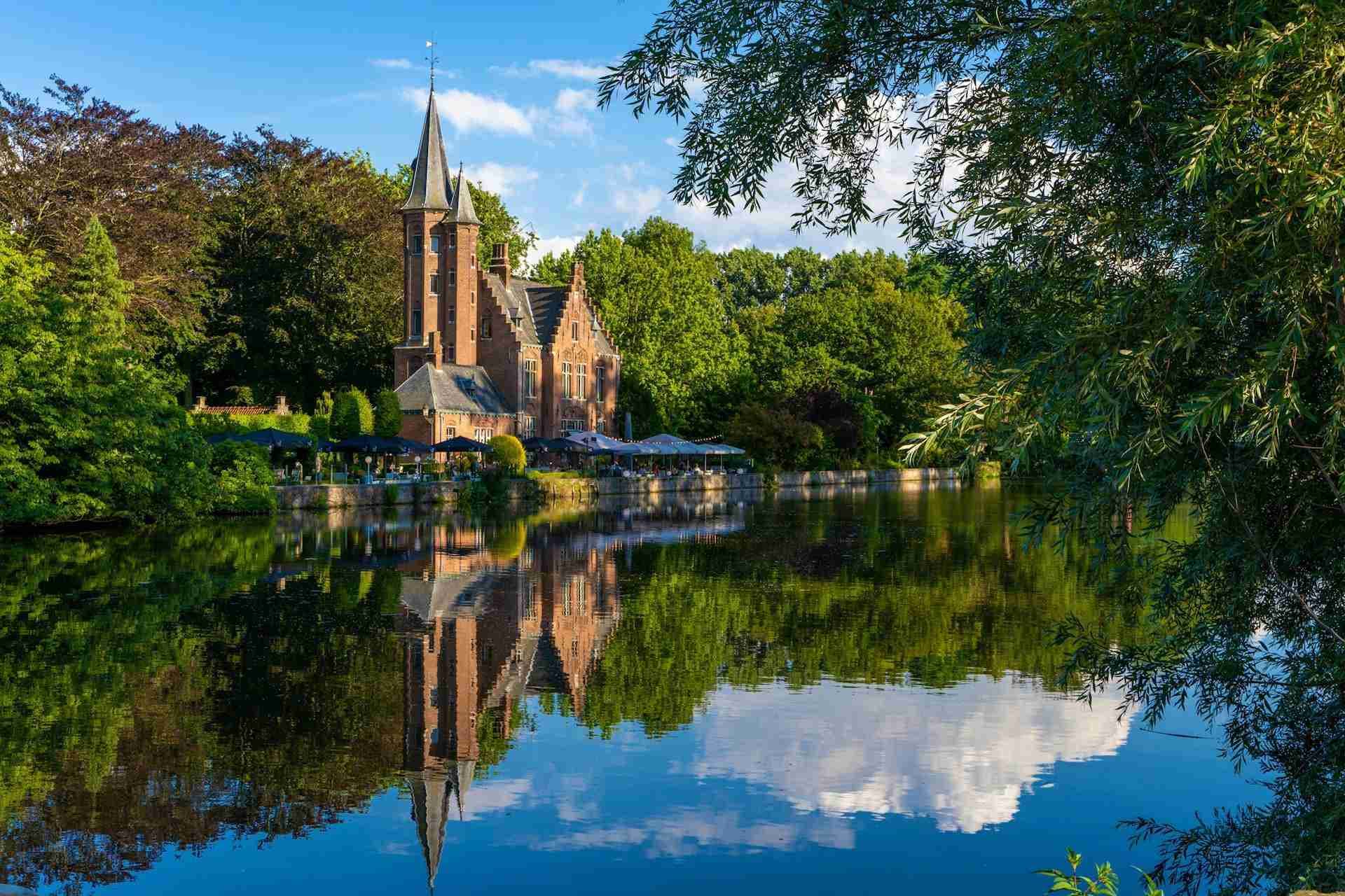 Kasteel Minnewater in Minnewaterpark by María López Jorge