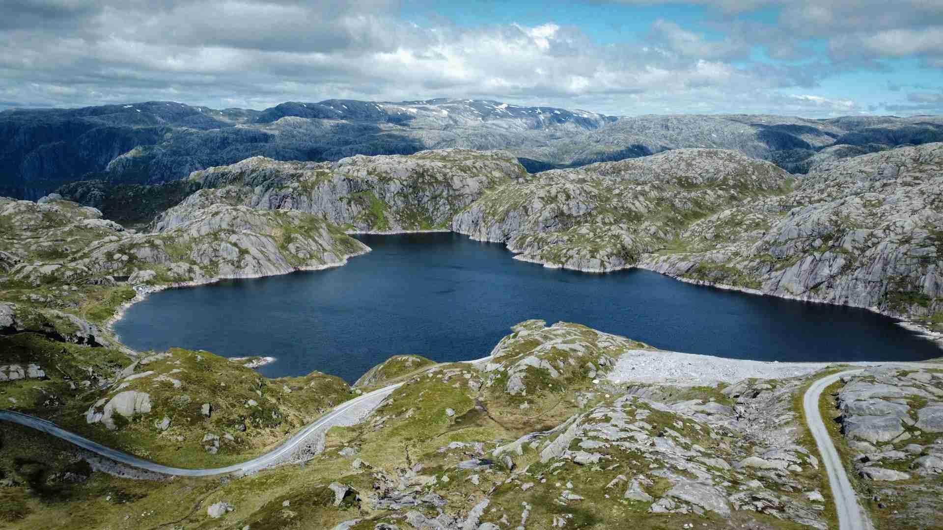 Tjodanpollen Lake Viewpoint