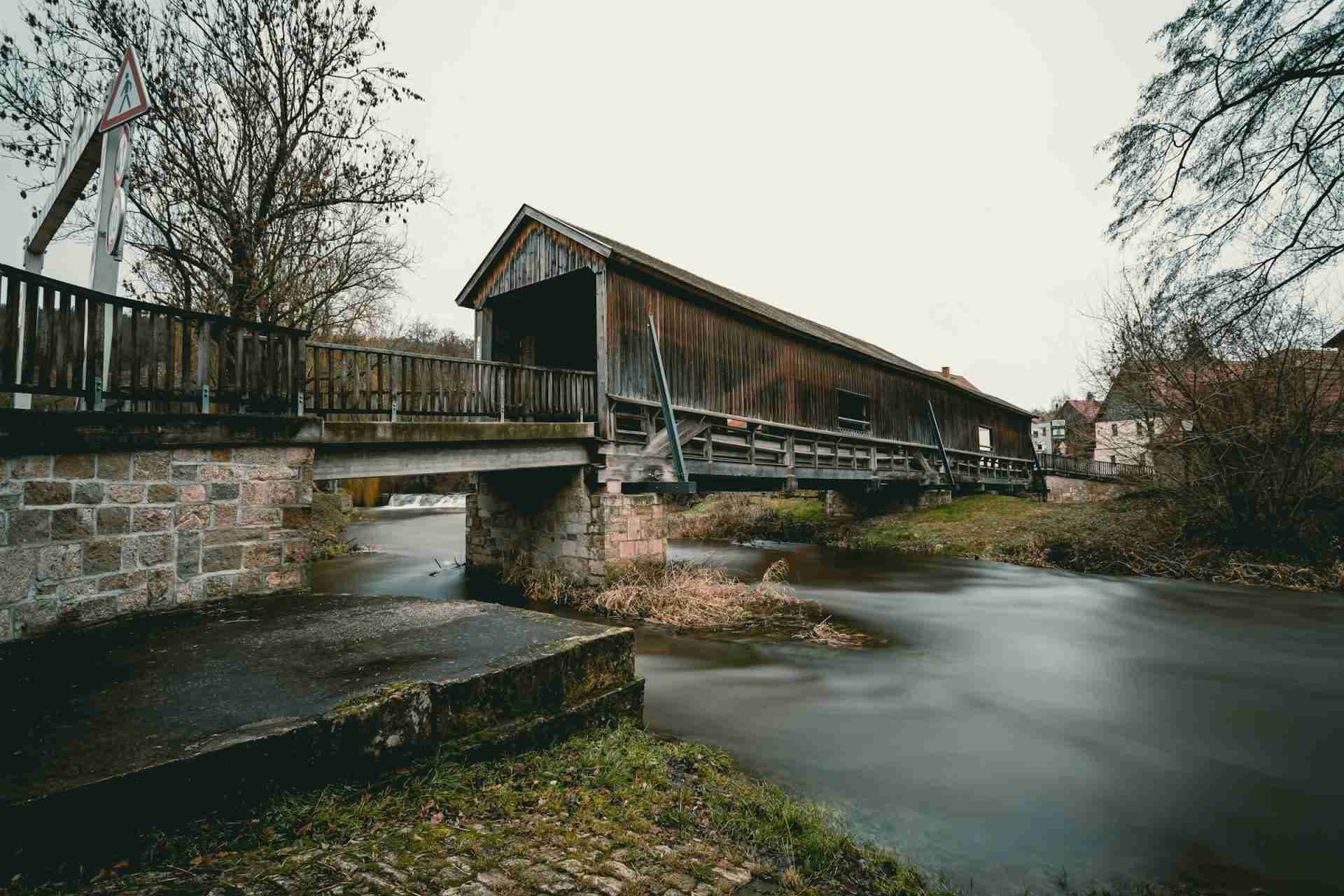 Überdachte Holzbrücke Buchfart